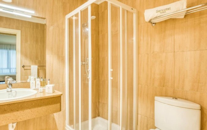 Badkamer van een tweepersoonskamer van Hotel Sercotel Arenal in Bilbao