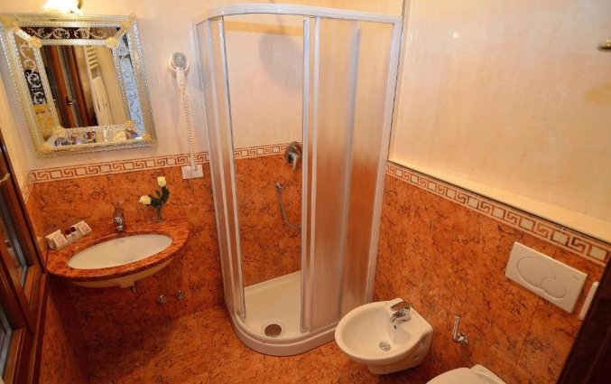 Badkamer van een tweepersoonskamer van Hotel Da Bruno in Venetie