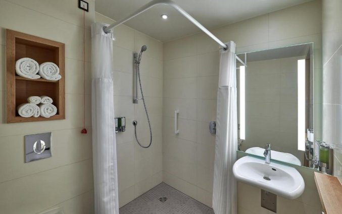 Badkamer van een tweepersoonskamer van Hotel Hampton Inn Berlin City Centre Alexanderplatz in Berlijn