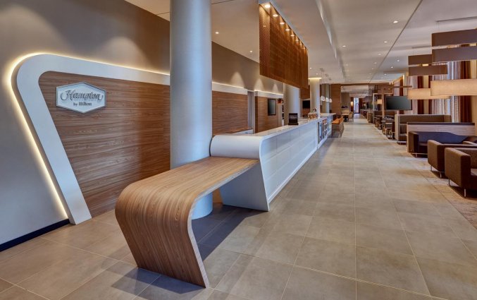 Receptie van Hotel Hampton Inn Berlin City Centre Alexanderplatz in Berlijn