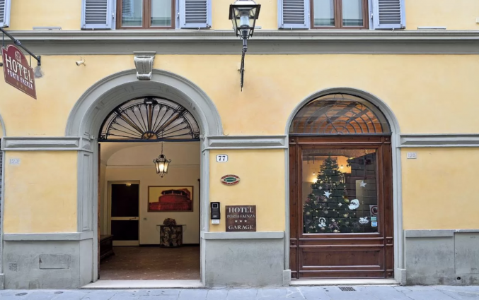 Voorkant van hotel Porta Faenza