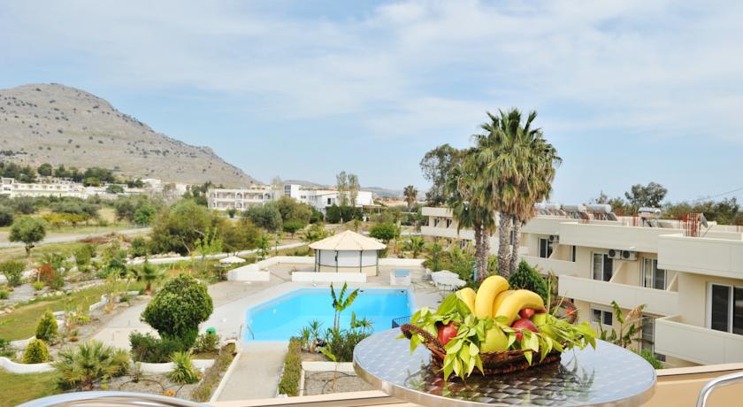 Buitenzwembad van Hotel Olive Garden op Rhodos