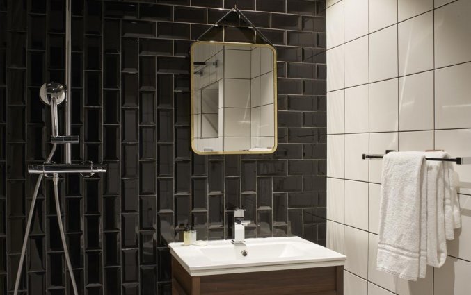 Badkamer van een tweepersoonkamer van Hotel Konti by HappyCulture in Bordeaux