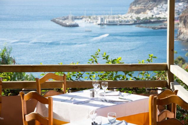 Tafeltjes op het terras van Hotel Mogan Princess & Beach Club op Gran Canaria
