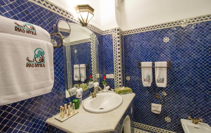 Badkamer van een tweepersoonskamer van Riad Myra in Fez