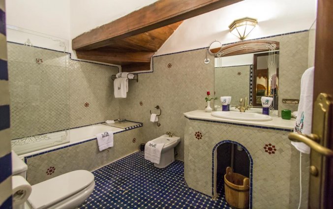 Badkamer van een tweepersoonskamer van Riad Myra in Fez