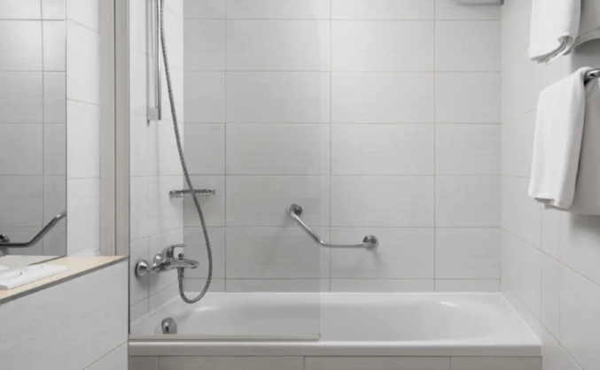 Badkamer van een tweepersoonskamer van Hotel Tirena Sunny by Valamar in Dubrovnik