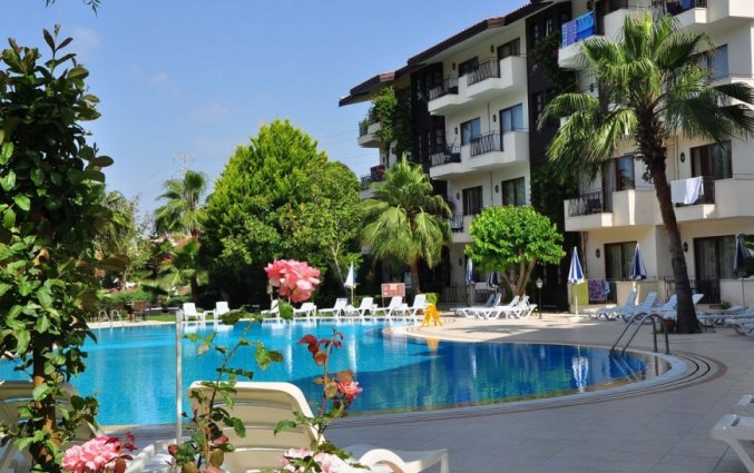 Tuin met buitenzwembad van Hotel Lemas Suite in Side