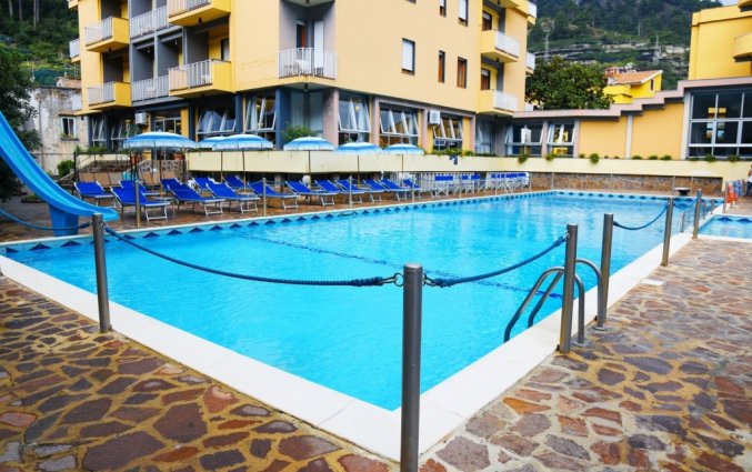 buitenzwembad van hotel residance san pietro