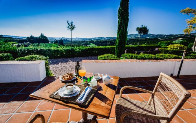 Terras buiten Hotel B Bou Cortijo Bravo