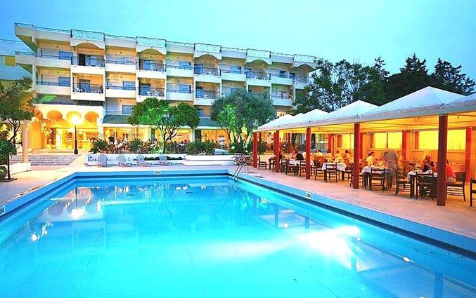 Zwembad van Aparthotel Filerimos Village op Rhodos