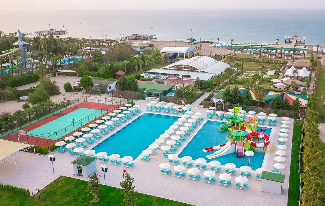 Zwembad en strand Wyndham Garden Lara