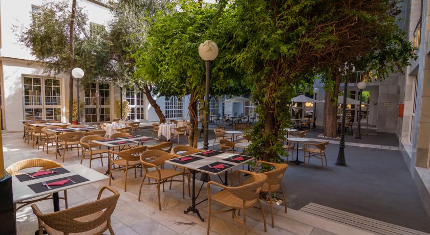 Tuin met terras van Hotel San Gil in Sevilla