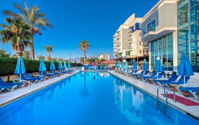 Buitenzwembad van Resort Sealife Family in Antalya