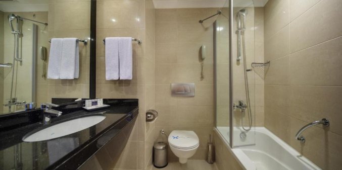 Badkamer van een tweepersoonskamer van Hotel Liberty Lara in Antalya