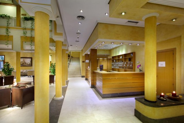 Receptie van hotel Eurostars Regina in Sevilla