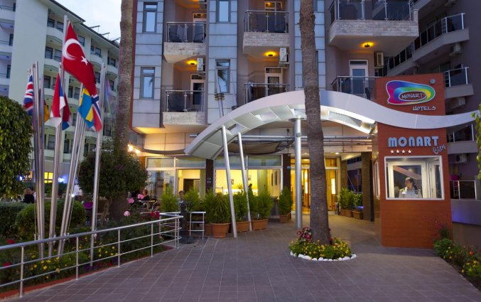 Ingang van Hotel Monart City in Alanya