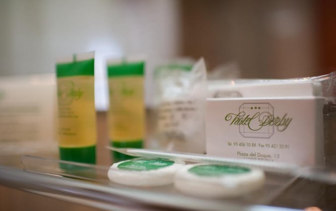 Toiletartikelen in badkamer van hotel Derby in Sevilla