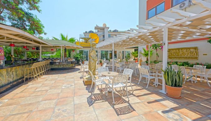 Terras van Hotel Antique Roman Palace in Alanya