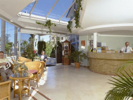 De lobby en receptie van Studio's Pez Azul op Tenerife