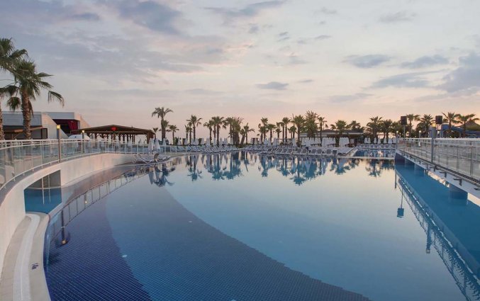 Buitenzwembad van Hotel Kirman Sidera Luxury & Spa in Alanya