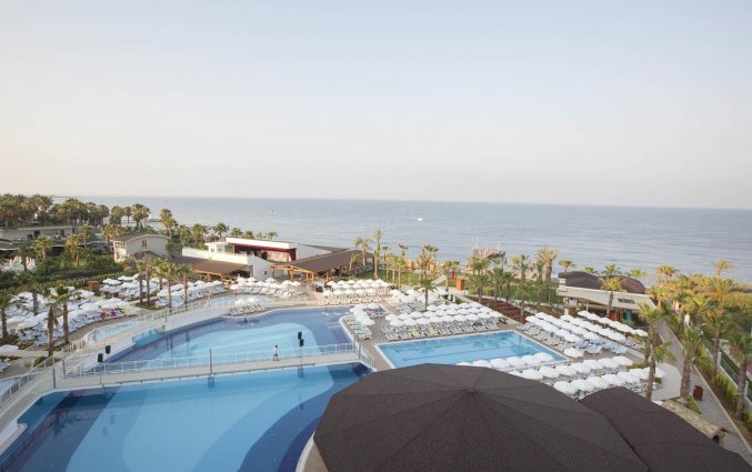 Buitenzwembad van Hotel Kirman Sidera Luxury & Spa in Alanya