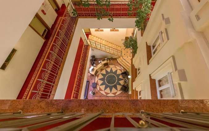 Bovenaanzicht lobby Hotel Artis Centrum in Vilnius