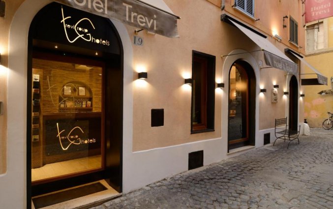 Voorzijde bij Hotel Trevi
