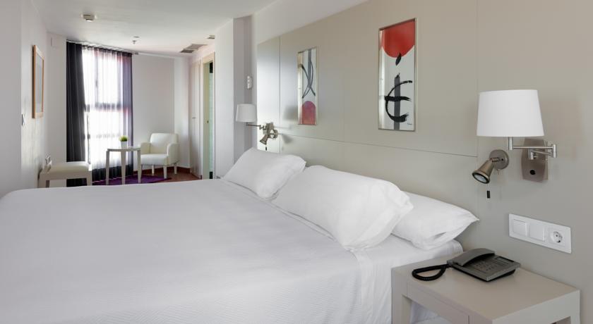 Slaapkamer van hotel NH las Artes in Valencia