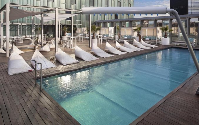 Buitenzwembad van Melia Barcelona Sky Barcelona