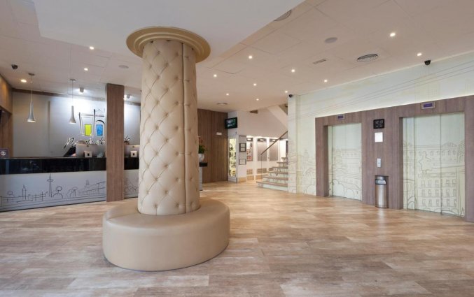 Receptie van Hotel Puerta de Toledo Madrid