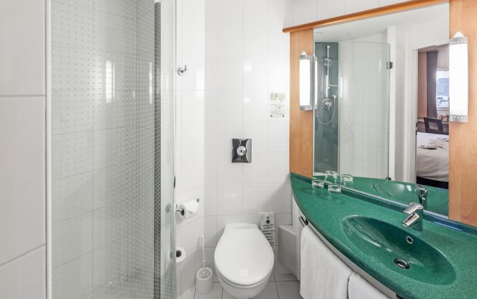 Badkamer van een tweepersoonskamer van Hotel Ibis Praha Old Town in Praag