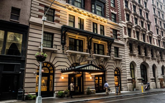 Voorkant van hotel Evelyn