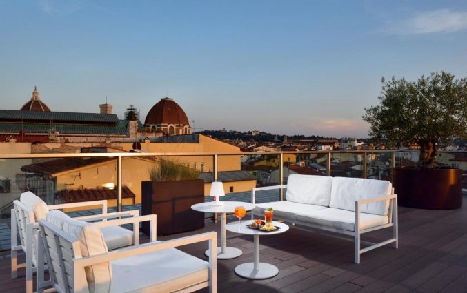 Zitgedeelte op het terras van Hotel Glance in Florence