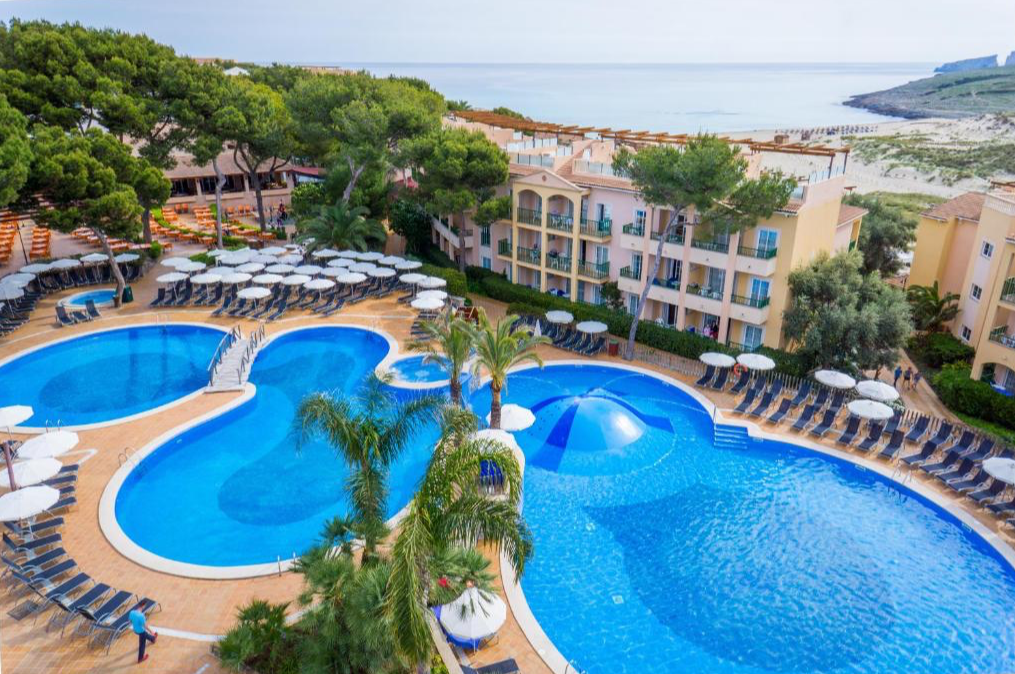 Zwembad van  Zafiro Cala Mesquida in Mallorca