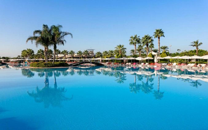 Zwembad Buiten Miracle Resort