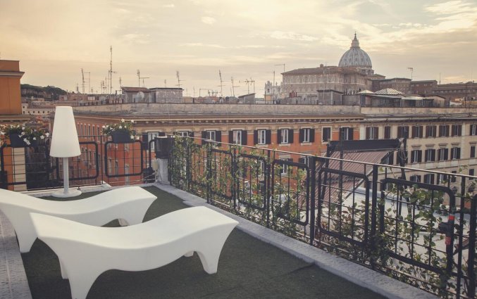 Ligbedden op het dakterras van Orange Hotel in Rome
