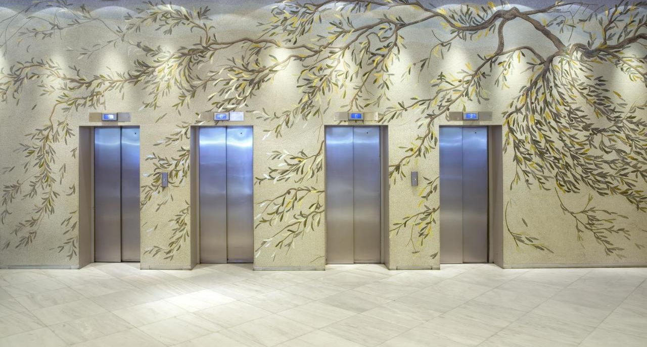Hal met liften van Hotel Titania in Athene