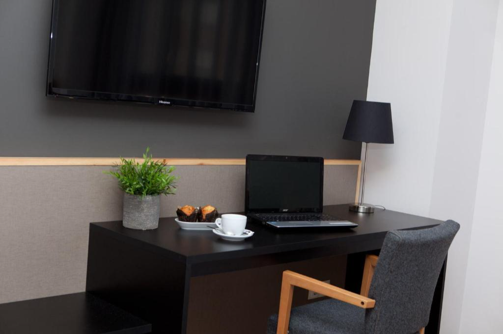Bureau in een kamer van Hotel Kramer in Valencia