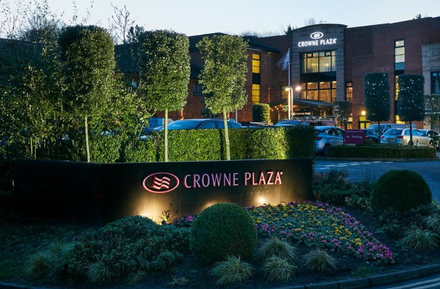 Entree van Crown Plaza Belfast