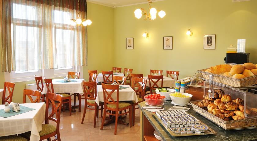 Ontbijtzaal van hotel Baross City in Budapest