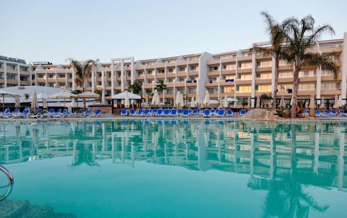 Buitenzwembad van Resort DB Seabank op Malta