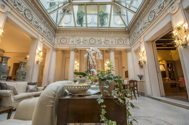 Lobby van Hotel Corona d Oro in Bologna