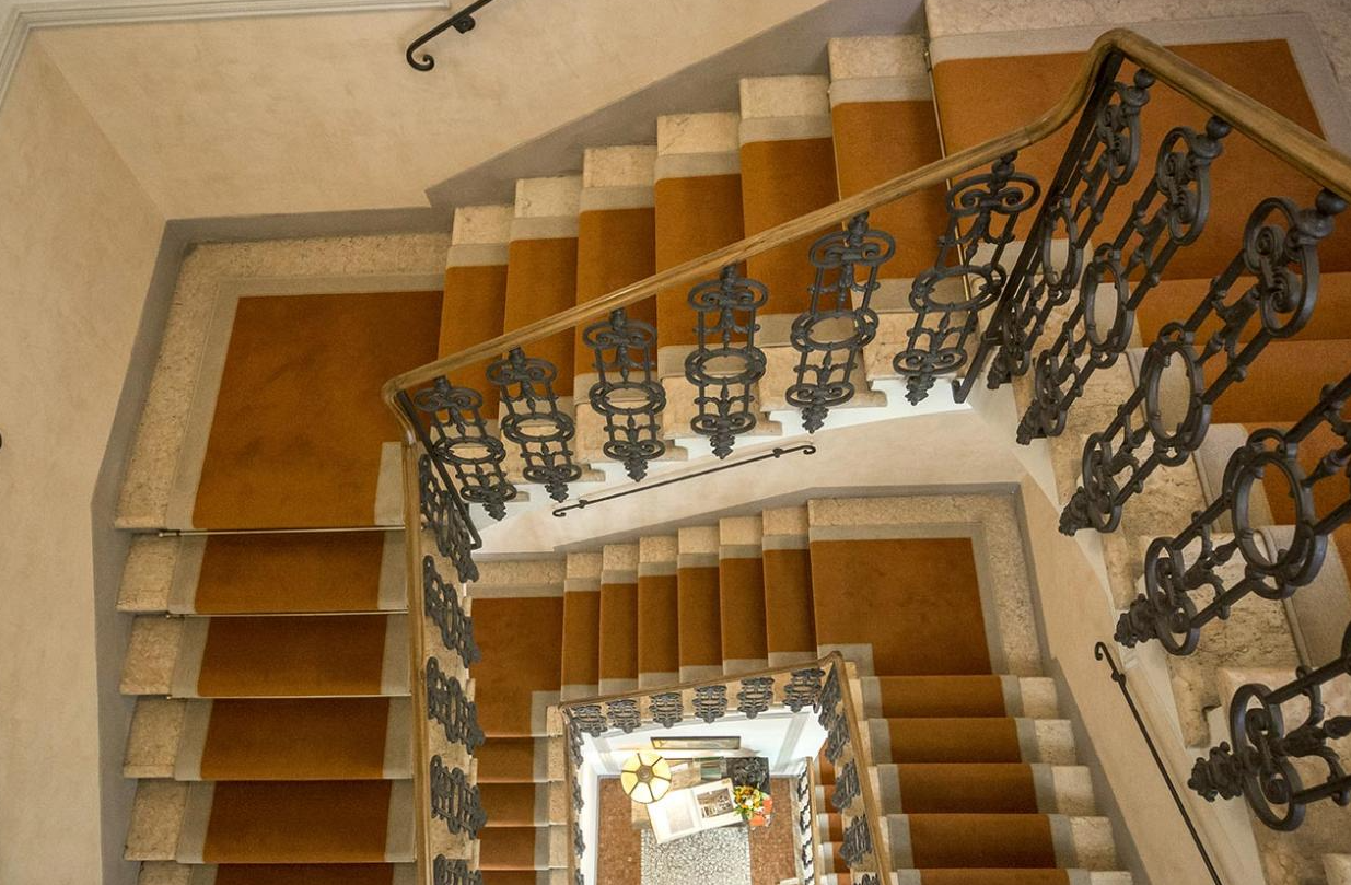 Trappen van Hotel Corona d Oro in Bologna