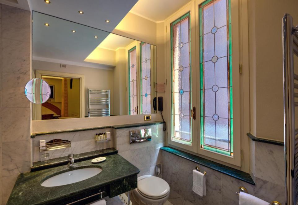 Badkamer van Art Hotel Commercianti Bologna