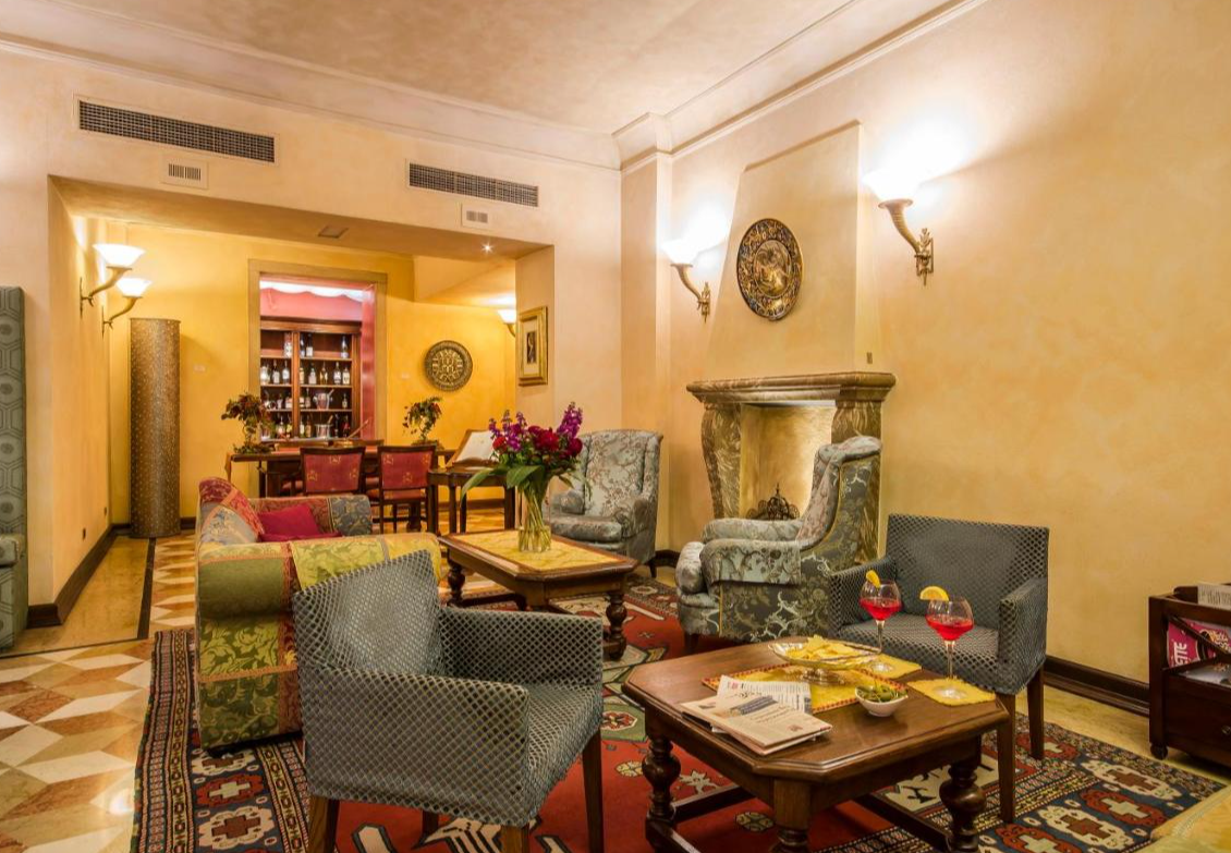 Loungehoek van Art Hotel Commercianti Bologna