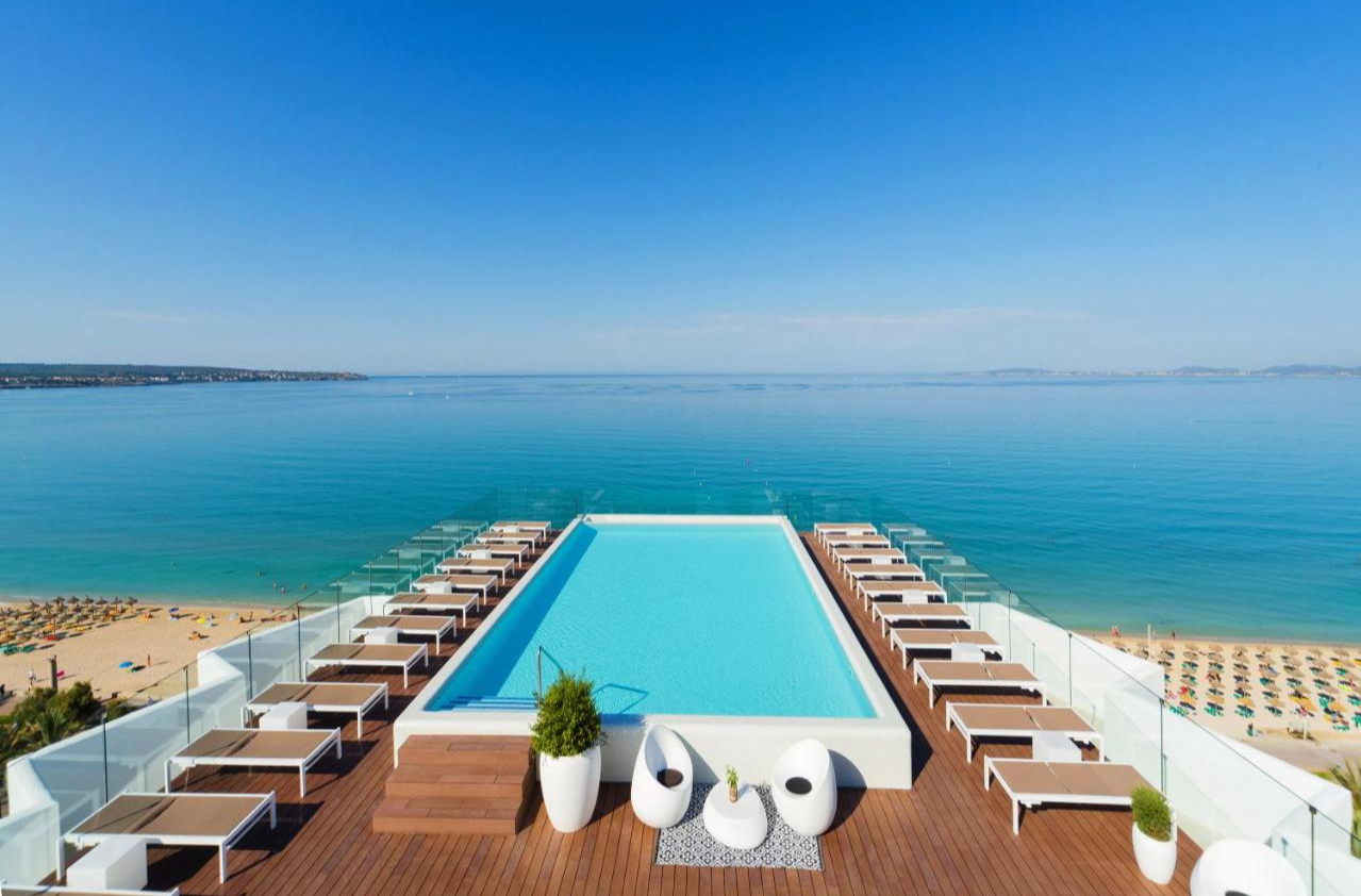 Terras met zwembad en uitzicht van HM Gran Fiesta Mallorca