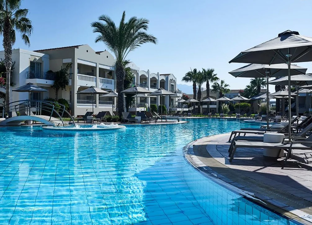 Pelagos Suites Hotel zwembad 