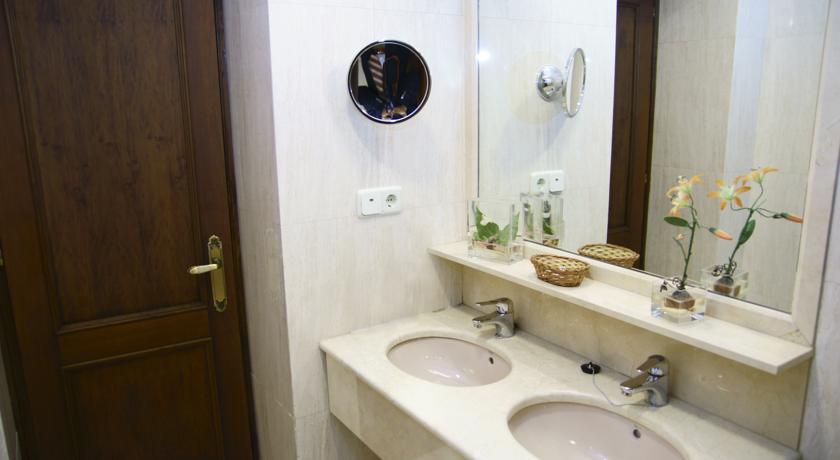 Badkamer van een tweepersoonskamer van Hotel Best Western Los Condes in Londen