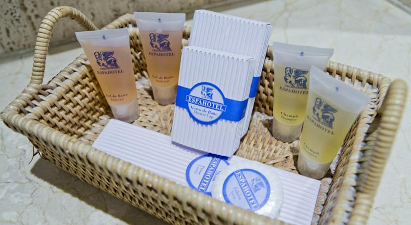 Toiletartikelen in een badkamer van een studio van Aparthotel Espa Plaza de España in Madrid